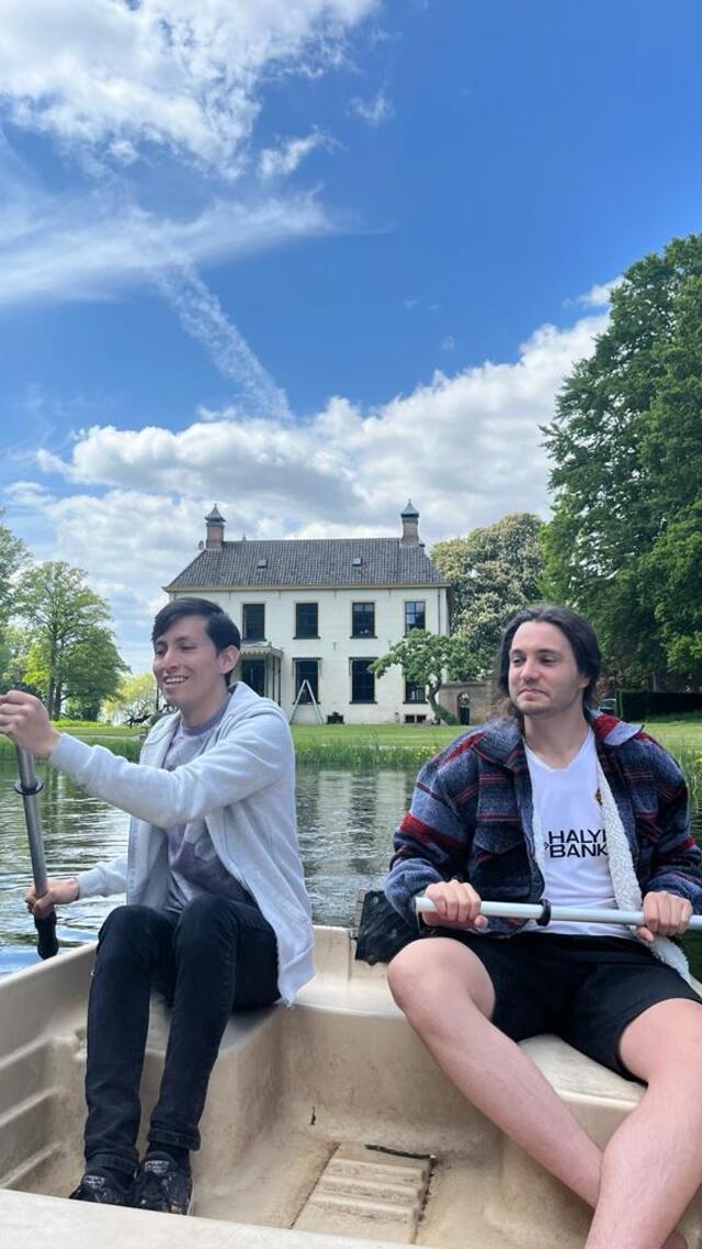 Freek en Mathijs in het bootje